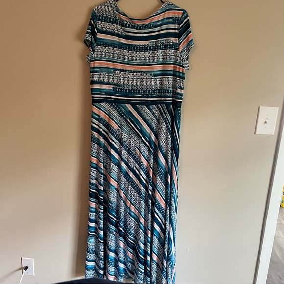 NWOT. Size XL Dress. - Picture 5 of 6